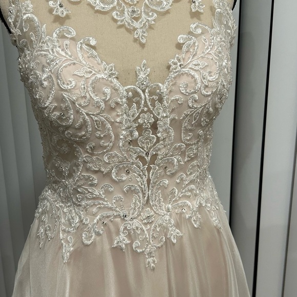 Elegant White Lace Wedding Dress - Picture 3 of 14